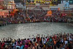 Người Ấn chen kín sông Hằng để ngâm mình trong dòng nước thiêng