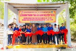 Đại diện Câu Lạc bộ Hạnh Nguyện, Tỉnh Đoàn và địa phương cắt băng khánh thành mái ấm