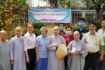 Ni chúng chùa Sắc Tứ Huê Lâm và chính quyền địa phương trong buổi phát quà từ thiện