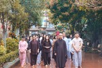 Chư Tăng chùa Hòa Phúc hướng dẫn các bạn trẻ thiền hành