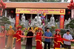 Chư tôn đức Tăng và lãnh đạo chính quyền cắt băng khánh thành ngôi đại hùng bảo điện chùa Thiên Phúc
