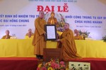 Hòa thượng Thích Thanh Nhiễu trao quyết định bổ nhiệm trụ trì chùa Hưng Khánh cho Đại đức Thích Đồng Phát
