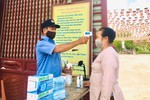 Kiểm tra thân nhiệt trước khi vào chùa Chí Linh, huyện Yên Thành, Nghệ An