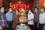 Ông Nguyễn Tiến Thành, Phó Bí thư Thường trực Tỉnh ủy, Chủ tịch Hội đồng Nhân dân chúc mừng Phật đản đến Đại lão Hòa thượng Thích Thanh Dục 