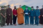Thượng tọa Thích Quảng Minh tặng quà đến cán bộ, chiến sĩ tại chốt kiểm soát dịch bệnh Covid-19 số 1 tại xã Tiên Thắng