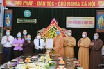 Ông Lại Thế Nguyên, Phó Bí thư Thường trực Tỉnh ủy tặng hoa và trao thư chúc mừng Đại lễ Phật đản