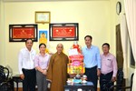 Lãnh đạo Ủy ban MTTQVN TP.HCM chúc mừng Phật đản đến Thượng tọa Thích Tâm Chơn, Trưởng ban Trị sự Phật giáo quận Bình Thạnh - Ảnh: Nguyên Tài