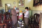 Ông Nguyễn Văn Lượng, Phó Trưởng ban Tôn giáo TP.HCM chúc mừng Phật đản đến Ban Trị sự Phật giáo huyện Cần Giờ