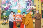 Ông Nguyễn Thành Phong tặng quà mừng Phật đản đến Hòa thượng Thích Thanh Sơn