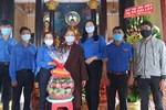 Hội Liên hiệp Thanh hiên VN thị xã Cai Lậy tặng quà chúc mừng Phật đản tại chùa Bửu Long