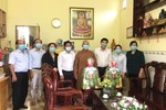 Bí thư Huyện ủy huyện Cần Giờ và phái đoàn tặng quà chúc mừng Phật đản Phật lịch 2565