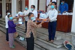 Người dân xóm Vườn, xã Cương Sơn đón nhận quà của của chùa Đình Quán
