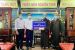 Hòa thượng Thích Huệ Thông trao 150 triệu đồng đến đại diện Ủy ban MTTQVN tỉnh Bình Dương 