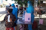 Lấy mẫu xét nghiệm Covid-19 cho người dân trong khu phong tỏa tại huyện Thống Nhất, tỉnh Đồng Nai