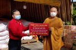Thượng tọa Thích Huệ Công đại diện đoàn trao quà