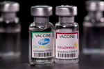 Vắc-xin Covid-19 của AstraZeneca và Pfizer - Ảnh: Reuters