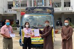 Đoàn từ thiện chùa Phúc Lâm trao quà cho đại diện chính quyền