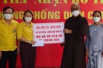  Chùa Đông Yên hỗ trợ vật tư y tế đến lực lượng tuyến đầu tại huyện Quỳnh Lưu