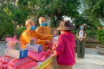 Chư Ni tịnh xá Ngọc Túc trao quà cho người dân