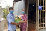 Tặng quà người dân tại xã Tân Thuận Tây