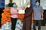 Thượng tọa Thích Chơn Trí trao quà tại phường 1, TP.Sa Đéc