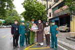 Thượng tọa Thích Tâm Đức trao quà đến lực lượng trực chốt trên địa bàn phường Trường Thi (TP.Thanh Hóa)