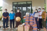Đoàn tặng quà các hộ dân trong khu phong tỏa trên địa bàn xã Tân Lập