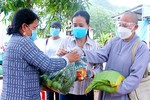 Chùa Thiên Hòa và Hội Liên hiệp Phụ nữ tỉnh tặng quà cho người dân khó khăn