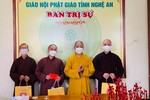 Thượng tọa Thích Thọ Lạc tặng quà đến các vị Tăng tham gia tuyến đầu chống dịch tại TP.HCM