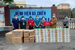 Trao quà của chương trình “Nghĩa tình Hà Nội với miền Nam thân yêu” đến Bệnh viện Dã chiến điều trị Covid-19, quận 8