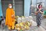Thượng tọa Thích Minh Lộc trao quà đến người dân