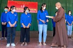 Đại đức Thích Minh Thanh trao học bổng Sen vàng tới học sinh nghèo hiếu học 