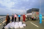Chùa Bình Phước hỗ trợ cơm cho người dân từ vùng dịch trở về quê tại chốt cầu Cổ Chiên
