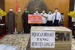 Đoàn Ban Trị sự Phật giáo tỉnh Long An trao tặng máy trợ thở đến đại diện chính quyền tỉnh
