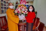 Đại đức Thích Tuệ Minh tặng hoa chúc mừng đến Hội Liên hiệp Phụ nữ huyện Yên Thành