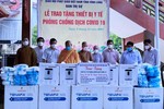 Ban Trị sự Phật giáo tỉnh Vĩnh Long trao tặng vật tư y tế phòng chống Covid-19 đến Sở Y tế tỉnh, ngày 1-11