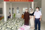 Đại đức Thích Tâm Trí và bà Phan Thị Vi Vân bàn giao 200 phần quà đến UBND phường Lạc Đạo để tặng bà con khu phong tỏa