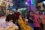 Hòa thượng Thích Tấn Đạt, viện chủ chùa Hòa Khánh tận tay trao những phần cơm đến người dân