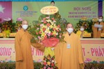 Hòa thượng Thích Thiện Thành thay mặt Ban Trị sự Phật giáo tỉnh Quảng Nam tặng lẵng hoa chúc mừng hội nghị