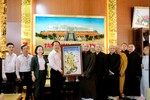 Lãnh đạo TP.Thủ Dầu Một tặng quà chúc mừng năm mới đến Ban Trị sự Phật giáo tỉnh