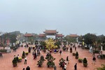 Người dân đội mưa, rét về chùa lễ Phật đầu năm tại chùa Đại Tuệ