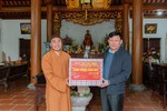Tặng quà lưu niệm đến Đại đức trụ trì chùa Lục Nghĩa Trúc nhân dịp đầu năm mới