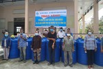 Trao tặng thùng đựng nước đến bà con xã Vĩnh An, huyện Ba Tri, tỉnh Bến Tre