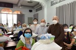 Người khiếm thị nhận quà tại chùa Phước Viên