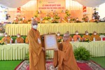Hòa thượng Thích Lệ Linh trao quyết định bổ nhiệm trụ trì chùa Long Hải đến Đại đức Thích Phước Khai