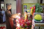 Đại đức Thích Khai Bảo thực hiện lễ Mộc dục