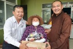 Chùa Vạn Liên trao quà đến hộ dân có hoàn cảnh khó khăn 