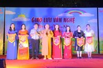 Thượng tọa Thích Thông Kiên và lãnh đạo huyện Yên Thành tặng cờ lưu niệm cho các đơn vị trường học tham dự chương trình văn nghệ