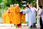 Kon Tum: Chư Ni tịnh xá Ngọc Hòa trì bình khất thực