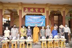 Tịnh xá Trung Tâm trao quà đến bà con nghèo phường 5, quận Bình Thạnh, TP.HCM